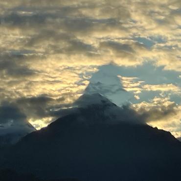 Der Niesen wirft seinen Schatten in den Abendhimmel, schreibt Chlaus Lötscher