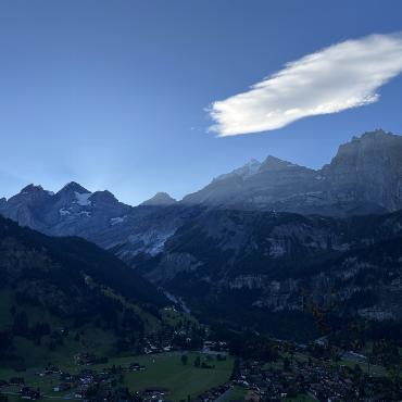 Kandersteg im Licht eines frühen Herbstmorgens - Bild: Ulrich Vogt