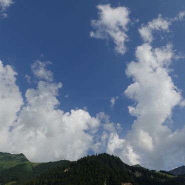 Sommerwolken über dem Dorfgrat - Bild: Ulrich Vogt