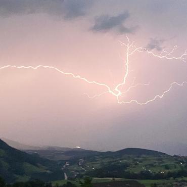 Gewitter über dem Thunersee aufgenommen von Peter von Känel, Scharnachtal