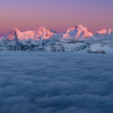 Simon Schuhmacher schreibt zu seinem Foto: Alpenglühen über dem Nebelmeer