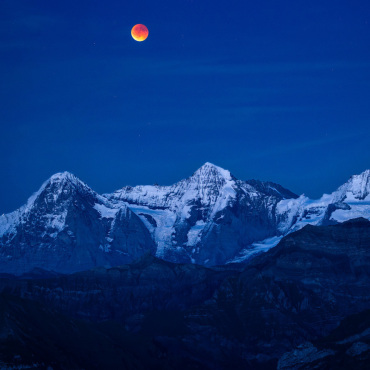 Blutmond aufgenommen vom Niesen - Bild: Simon Schuhmacher
