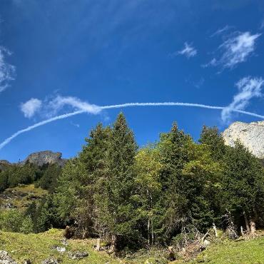 Kein Regenbogen, sondern ein Kondensstreifen am Himmel, lautet Peter von Känels Erklärung zu dieser Aufnahme.