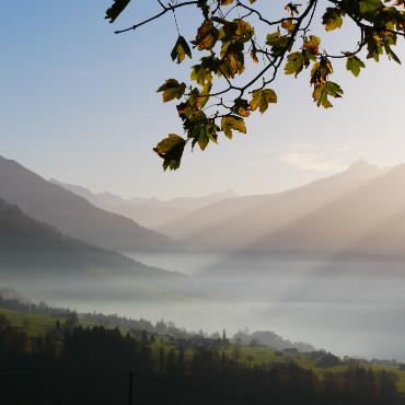 Zarte Nebelschwaden und die letzten Sonnenstrahlen tauchen das Kandertal in ein mystisches Herbstlicht ­ fotografiert von Therese Zaugg aus Aeschired.