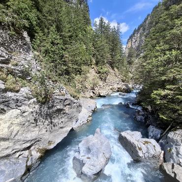 Das Eisblaue Wasser der Kander - Bild: Marcel Buchser