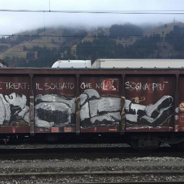 Ein Güterzug mit politischer Botschaft, gesehen von Ulrich Vogt am Bahnhof Frutigen.