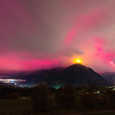 Simon Schuhmacher stellte in Aeschiried an seiner Kamera eine lange Belichtungszeit ein, um in der Nacht vom 10. auf den 11. Oktober das Nordlicht einzufangen