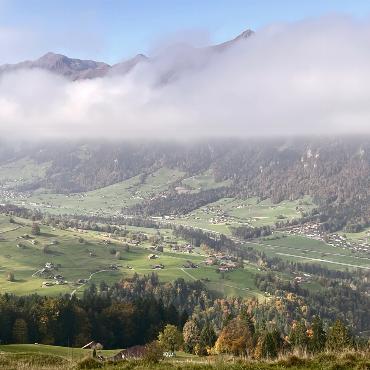 Der Hochnebel lichtet sich über dem Kandertal - Bild: Chlaus Lötscher