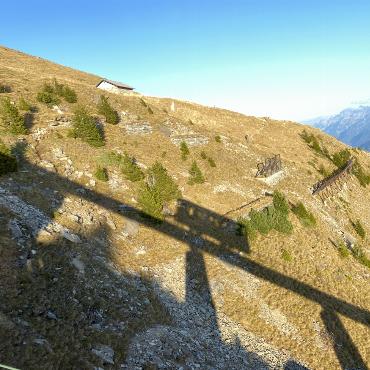 Was fährt denn da? Wer sich im Frutigland auskennt, weiss auch, wozu dieser Schatten gehört. Fotografiert von Hansruedi Zahler. 