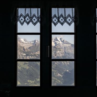 Blick durchs Fenster der Gunng-Hütte aufs Bergpanorama. Bild: Ernst Josi