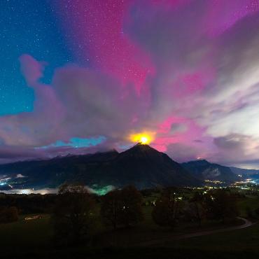 Simon Schuhmacher stellte in Aeschiried an seiner Kamera eine lange Belichtungszeit ein, um in der Nacht vom 10. auf den 11. Oktober das Nordlicht einzufangen