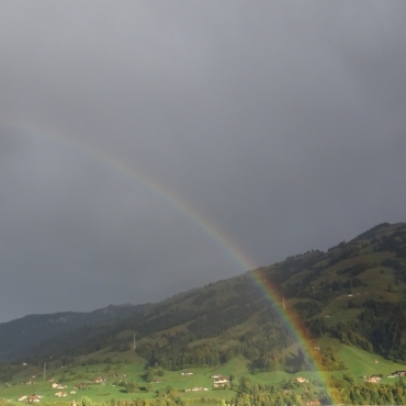Ein Regenbogen spannt sich über das Tal. Bild: Ulrich Vogt