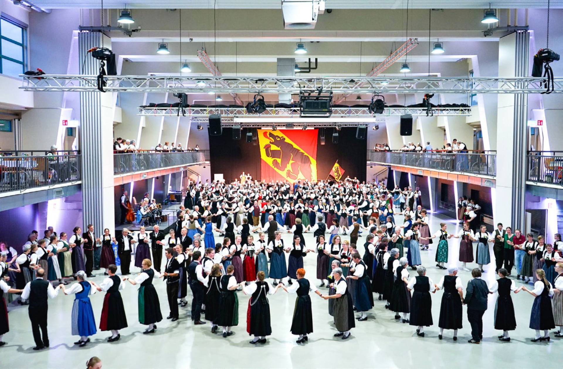 Knapp 500 Trachtenfreunde treffen sich im Emmental