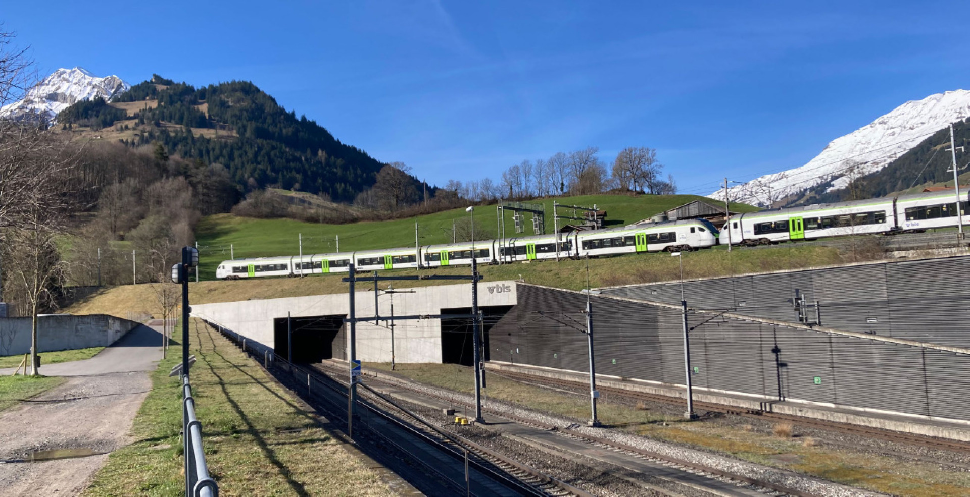 Das Nordportal des Lötschberg-Basistunnels in Frutigen: Gibt das Parlament grünes Licht, werden in etwa zehn Jahren beide Röhren direkt ins Wallis führen. BILD: HANS RUDOLF SCHNEIDER