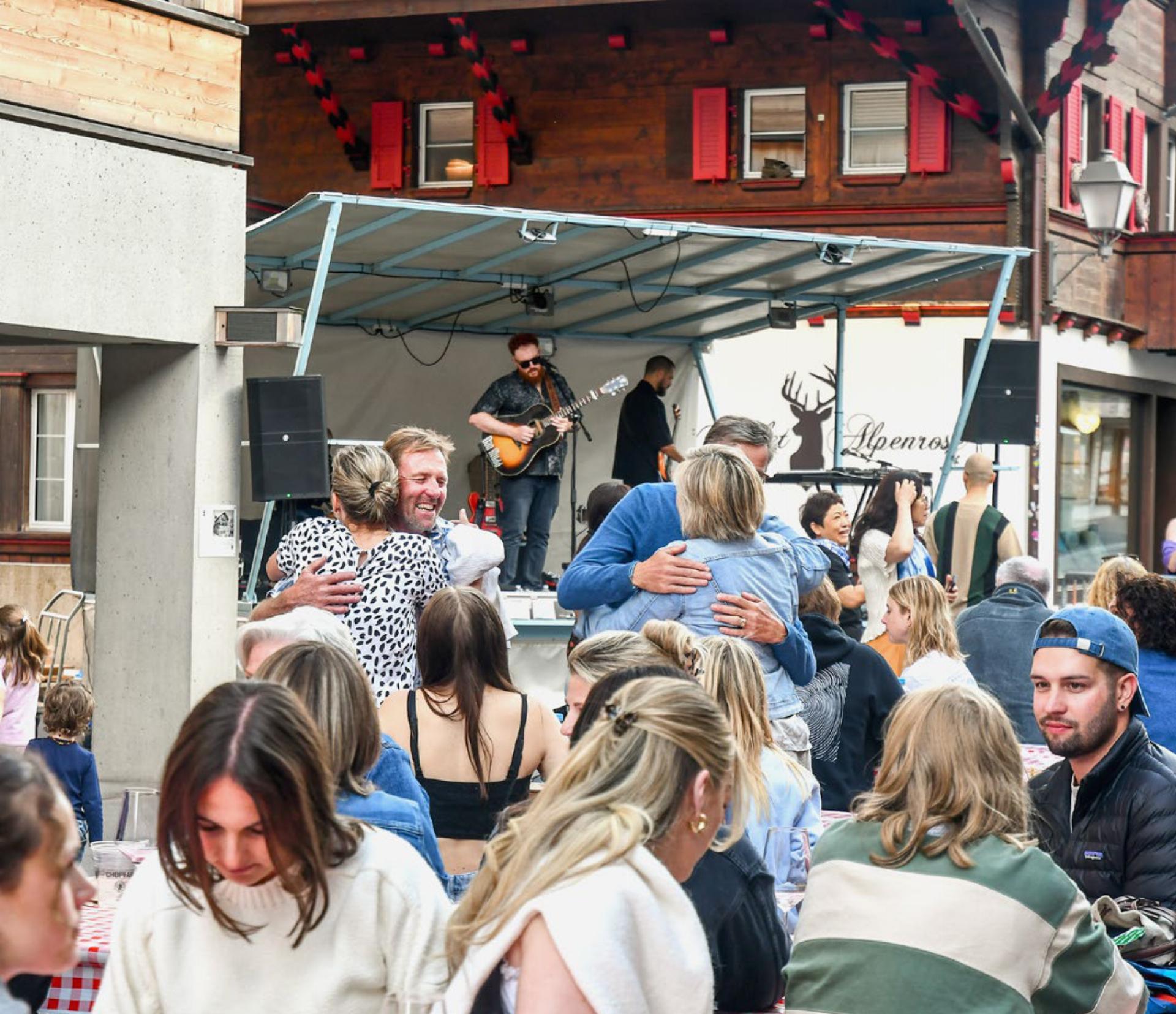 Adelboden – «Summerfäscht» vor dem Revier Hotel - Das Bild wird blockiert. – Möglicherweise durch einen aktiven Adblocker.