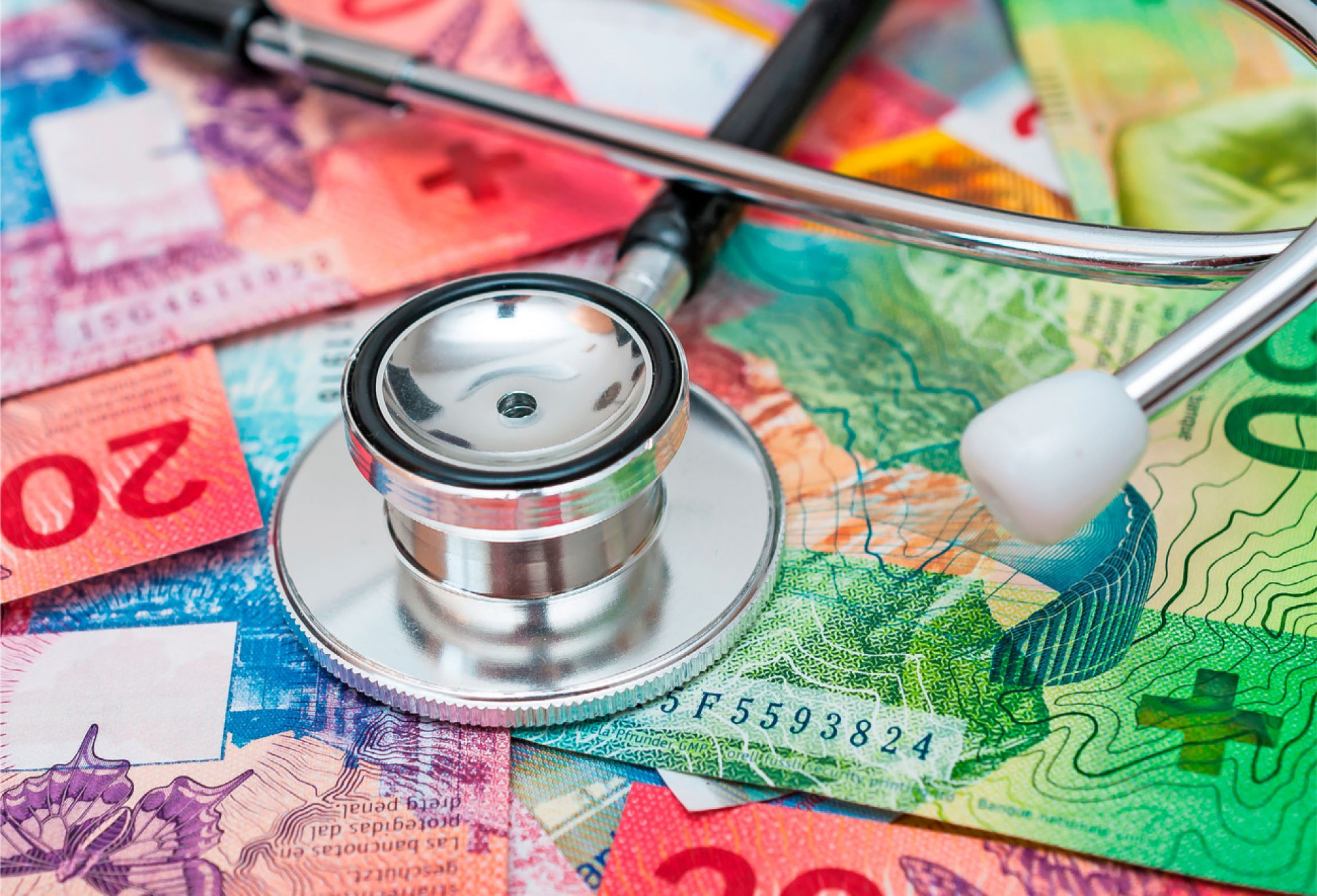 Das Schweizer Gesundheitssystem krankt an stetig steigenden Kosten, die vor allem Geringverdiener-Haushalte belasten. BILD: STOCKFOTO-MG / STOCK.ADOBE.COM