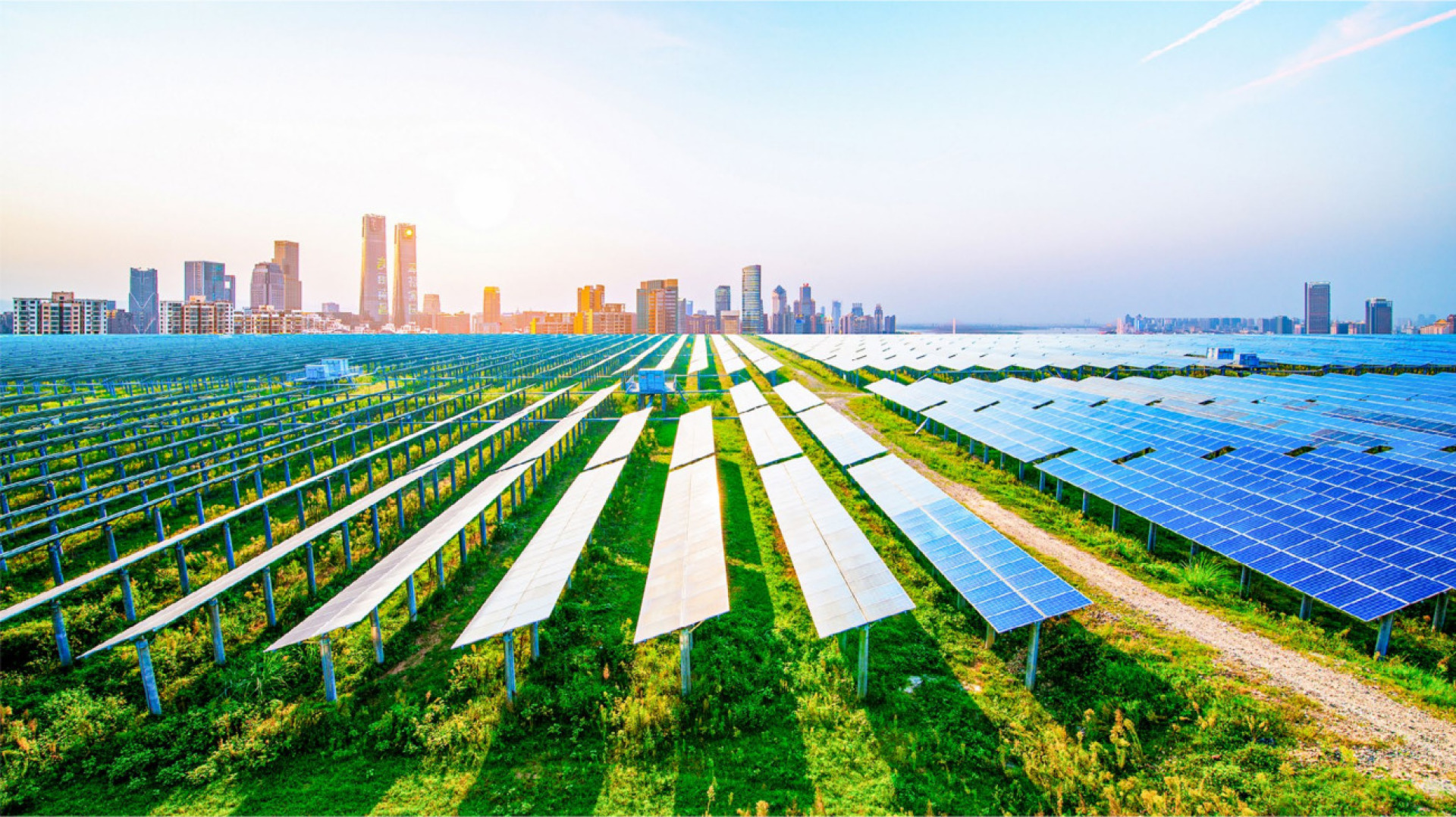 Ein riesiges Solarfeld vor den Toren Pekings. China stellt nicht nur die meisten Solaranlagen her – es hat selbst auch die meisten in Betrieb genommen. BILD: EIN QI WANG / STOCK.ADOBE.COM
