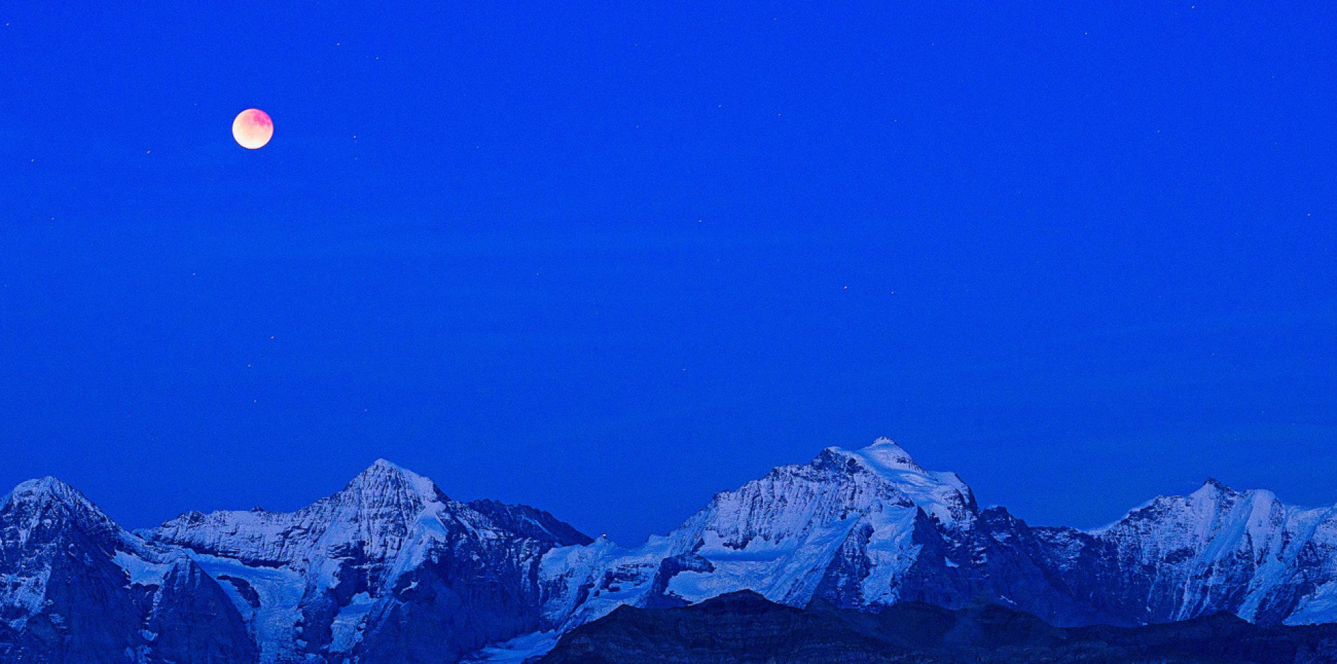Blutrotes Spektakel über den Alpen - Das Bild wird blockiert. – Möglicherweise durch einen aktiven Adblocker.