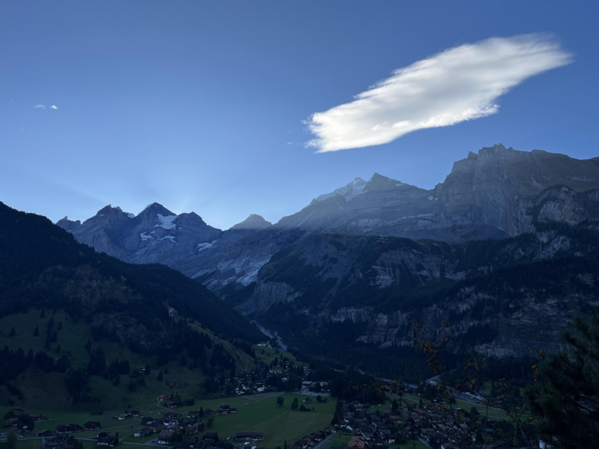 Kandersteg im Licht eines frühen Herbstmorgens - Bild: Ulrich Vogt - Das Bild wird blockiert. – Möglicherweise durch einen aktiven Adblocker.