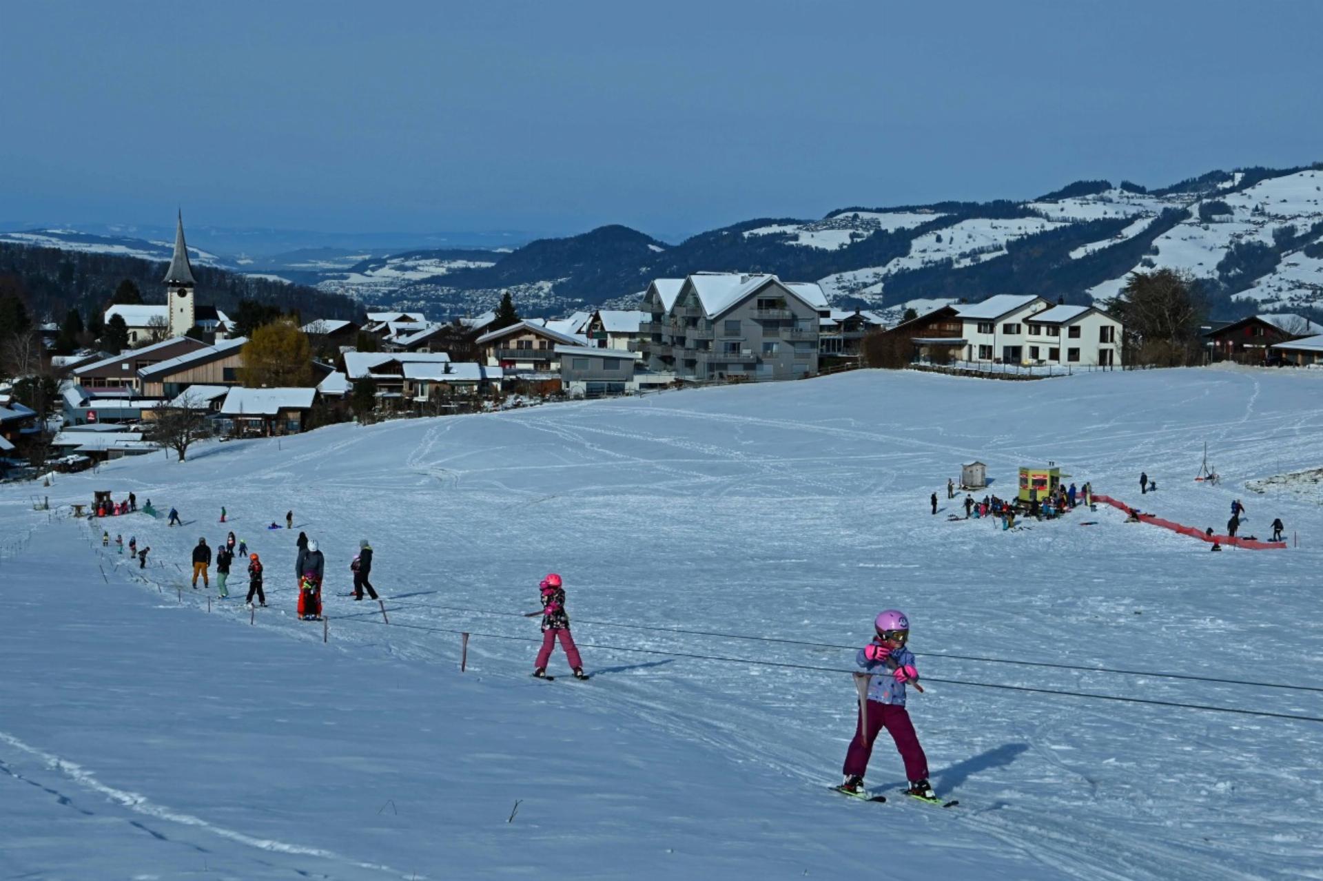 Am Sonntag, 26. November tummelten sich bereits viele Kinder am Lucky Lift in Aeschi. Bild: Robertus Laan