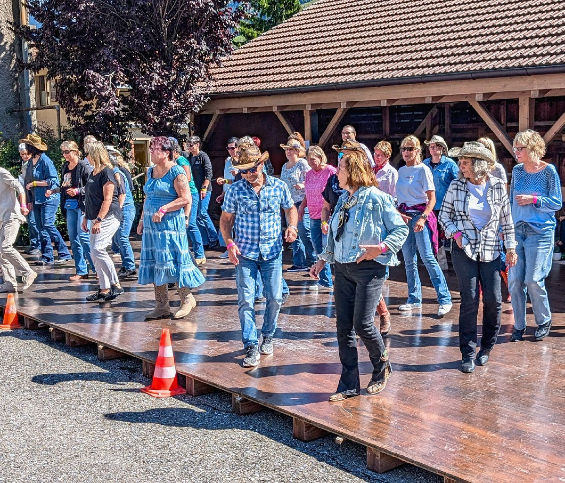Tanzfreude in der Sattelkammer: Wagonwheel-Linedancer feiern Herbstfest - Das Bild wird blockiert. – Möglicherweise durch einen aktiven Adblocker.
