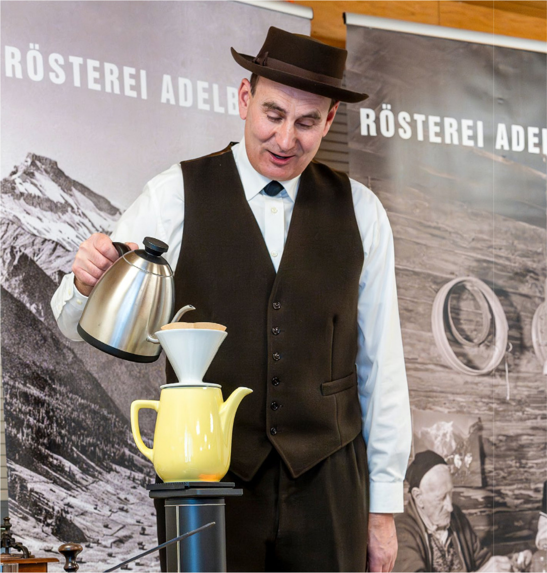 Thomas Hari im Element: Die Zubereitung von Kaffee ist für den Adelbodner Massarbeit.