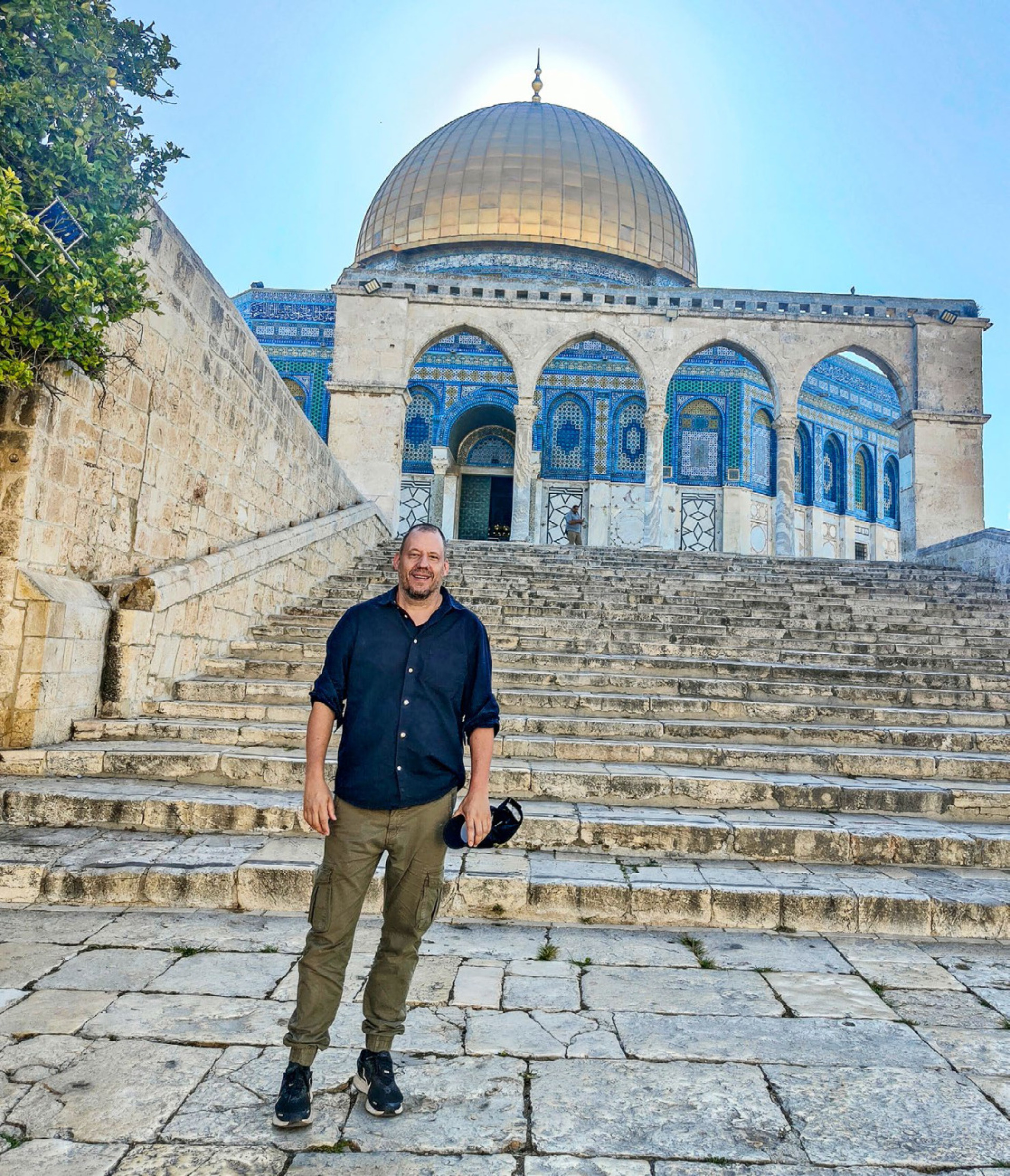 Adrian Furrer vor dem Felsendom auf dem Tempelberg in Jerusalem. Die Stätte ist dem Judentum, dem Christentum und dem Islam heilig. Sie ist immer wieder Schauplatz von Provokationen und auch von Gewalttaten. BILD: ZVG / ADRIAN FURRER