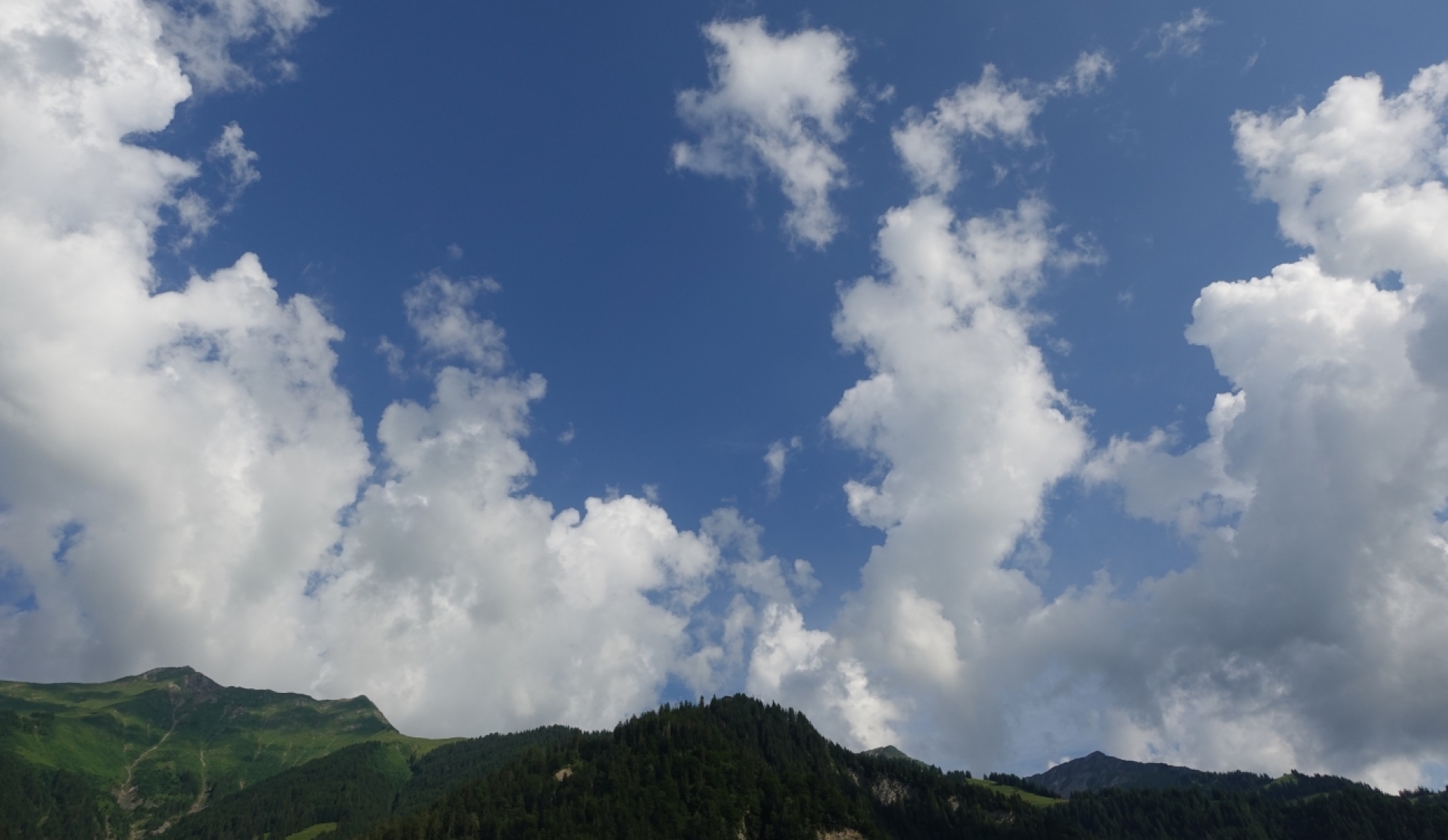 Sommerwolken über dem Dorfgrat - Bild: Ulrich Vogt
