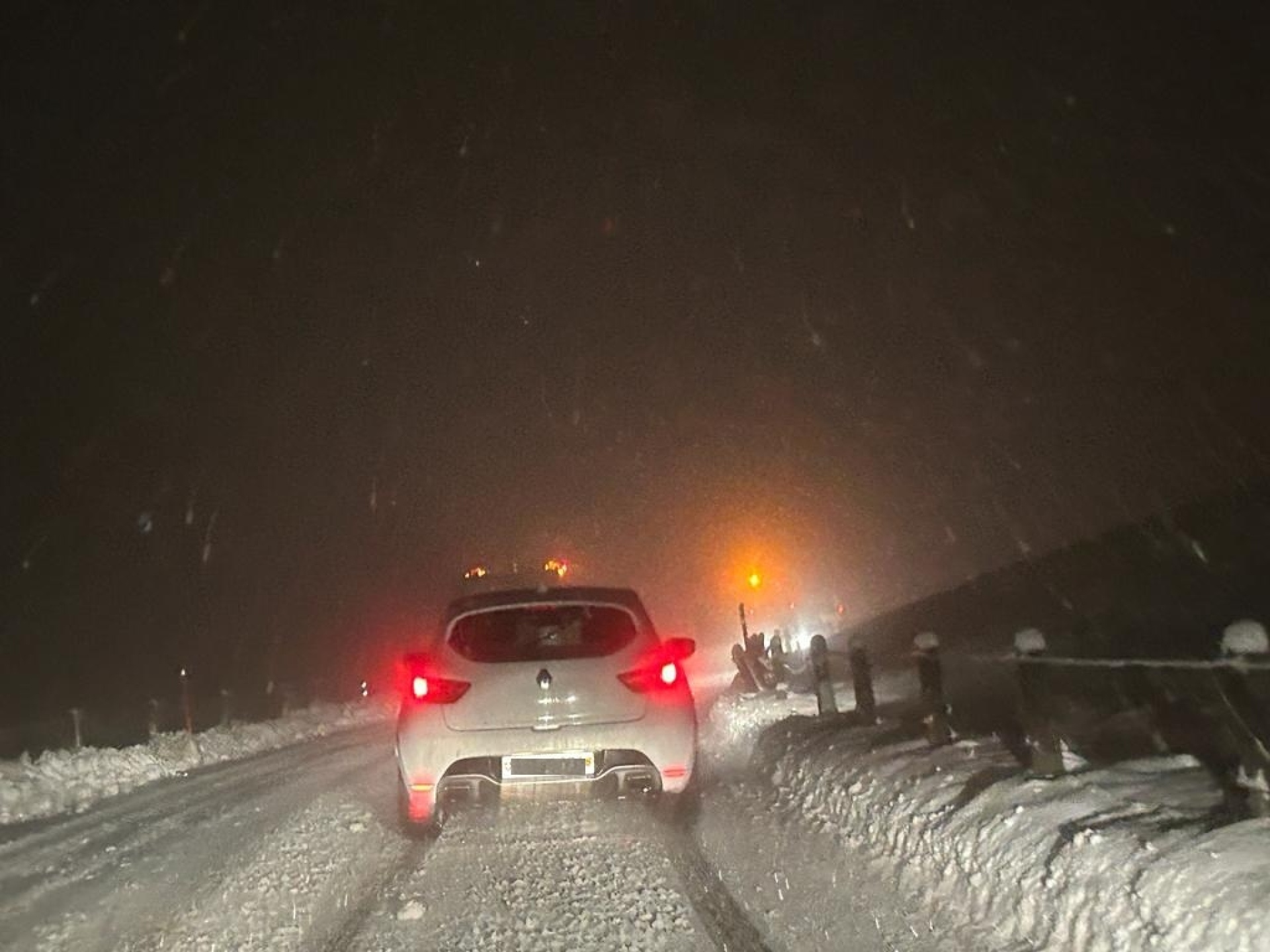 Die verschneite Strasse zwischenen Mülenen und Aeschi am Freitagabend. Bild: HSF