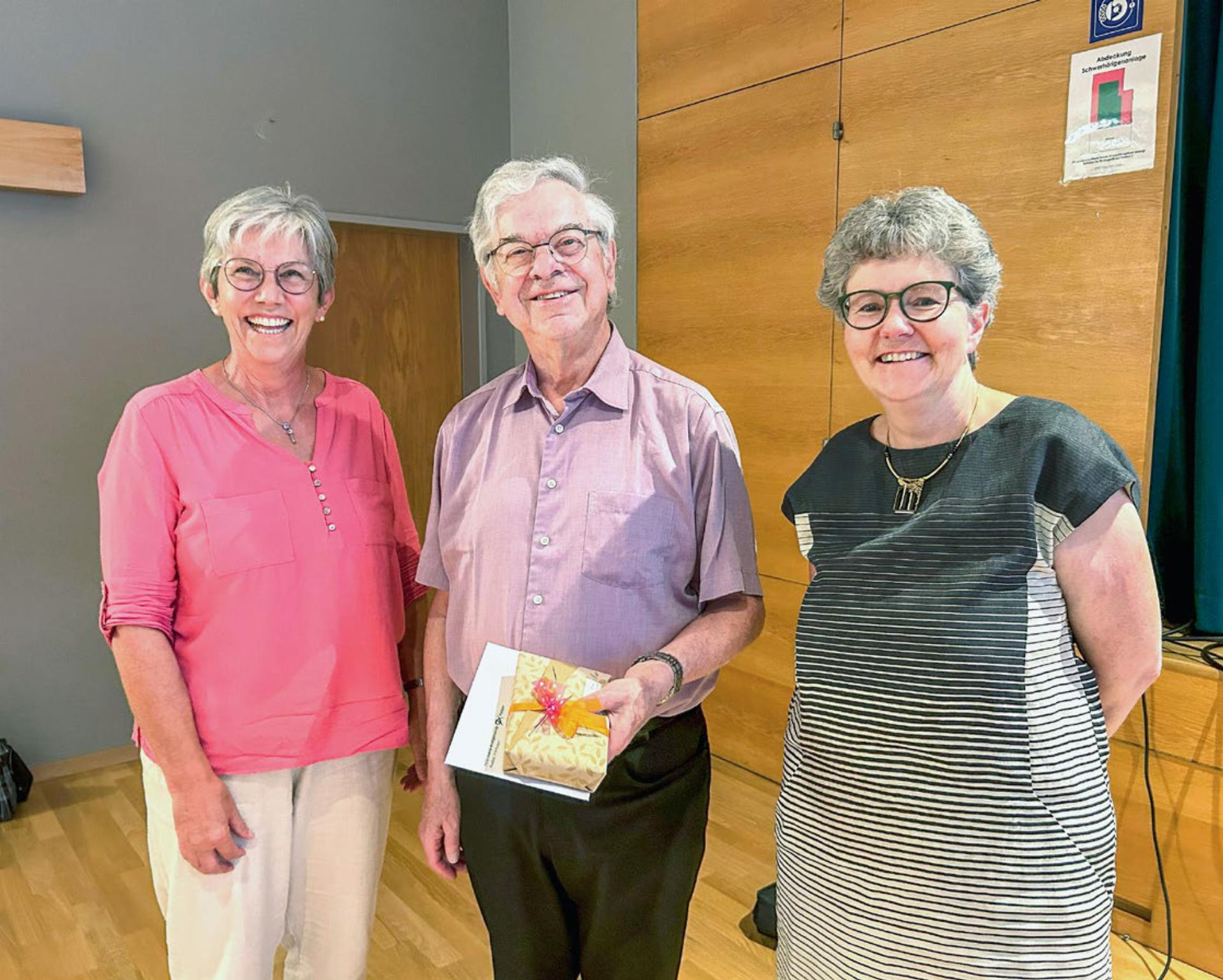 Willy Heger für seine 50 Jahre als Organist der Kirche Frutigen geehrt