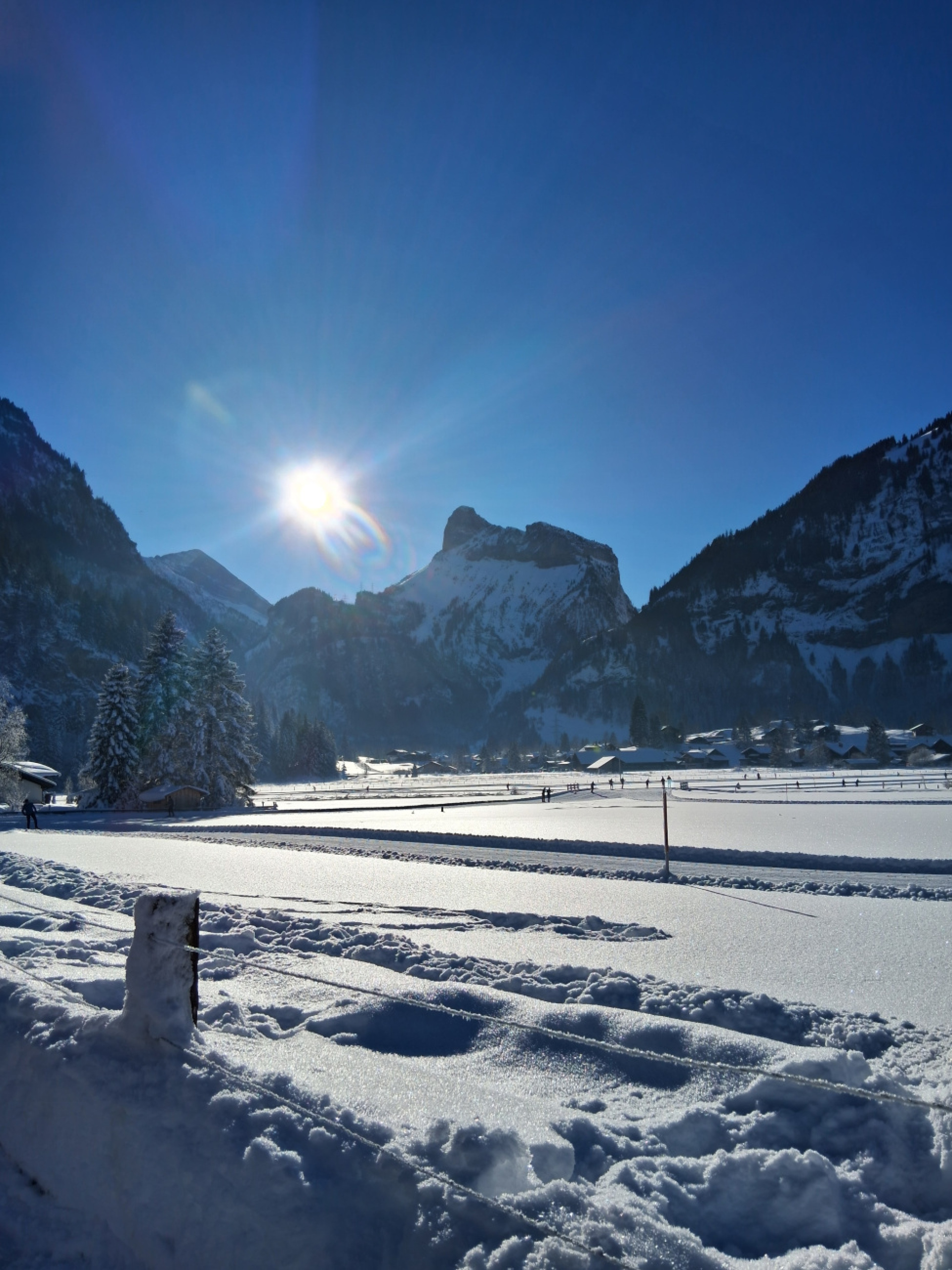 Kandersteg im Vordergrund Müllermatte mit Loipen im Hintergrund das Gällihorn. Bild: Vreni Packmor