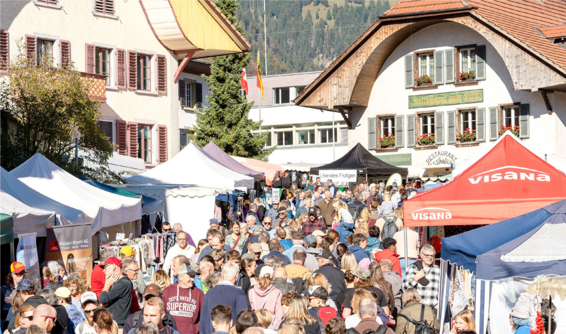 Buntes Treiben im Dorf