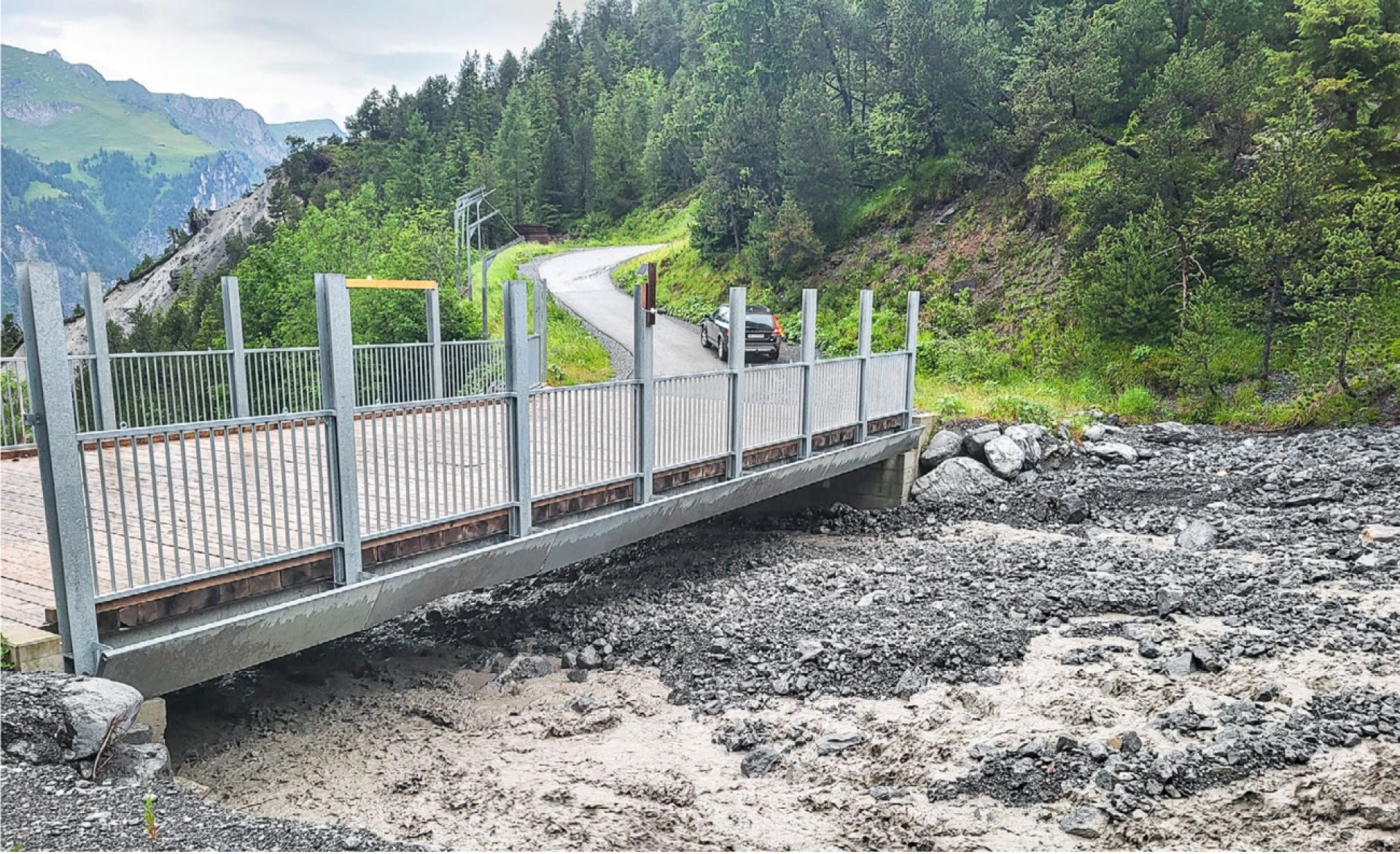 Die neue Skibrücke über den Oeschibach aus dem Jahr 2018 ist eigentlich acht Meter höher als die alte – mittlerweile reicht das Bachbett aber bereits wieder an sie heran. BILD: ZVG