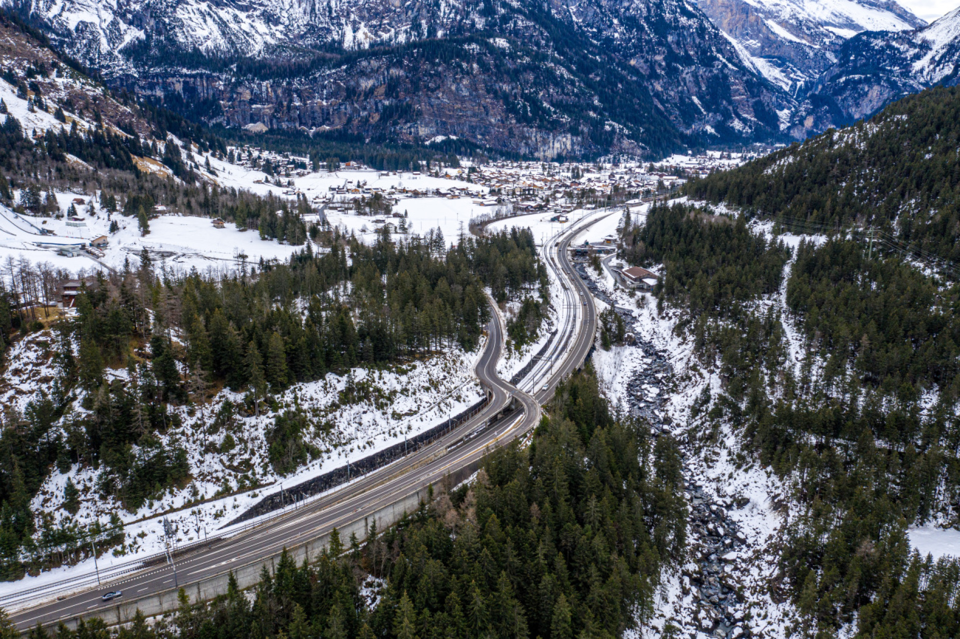 A6 Kandersteg: Einspurige Verkehrsführung für Unterhaltsarbeiten - Das Bild wird blockiert. – Möglicherweise durch einen aktiven Adblocker.