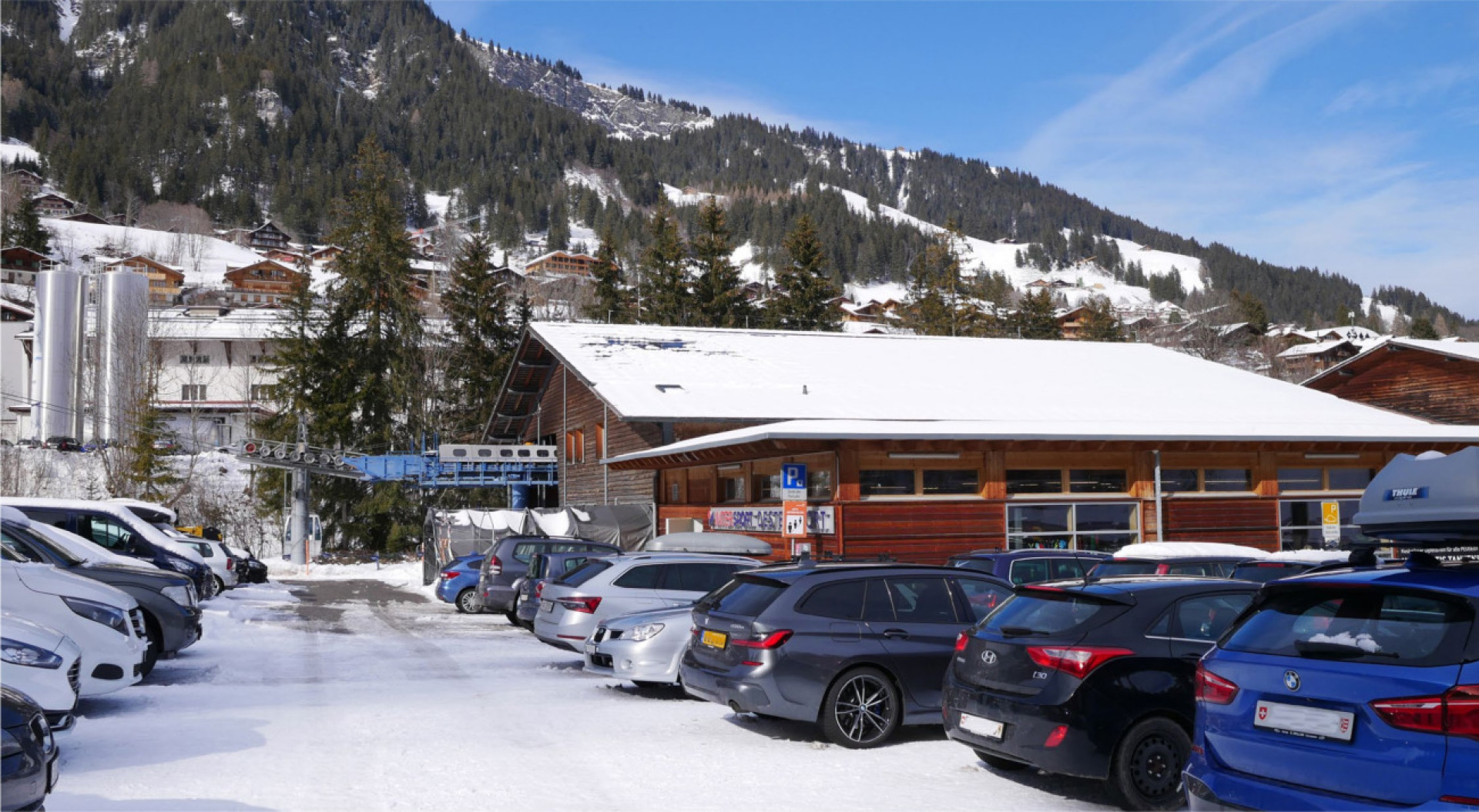 Die Talstation Fuhrenweidli und der volle Parkplatz der Sillerenbahn an einem gut besuchten Wintertag. Im Neubau sollen Gäste direkt neben der Gondelbahn Hotelbetten beziehen können. BILD: HSF