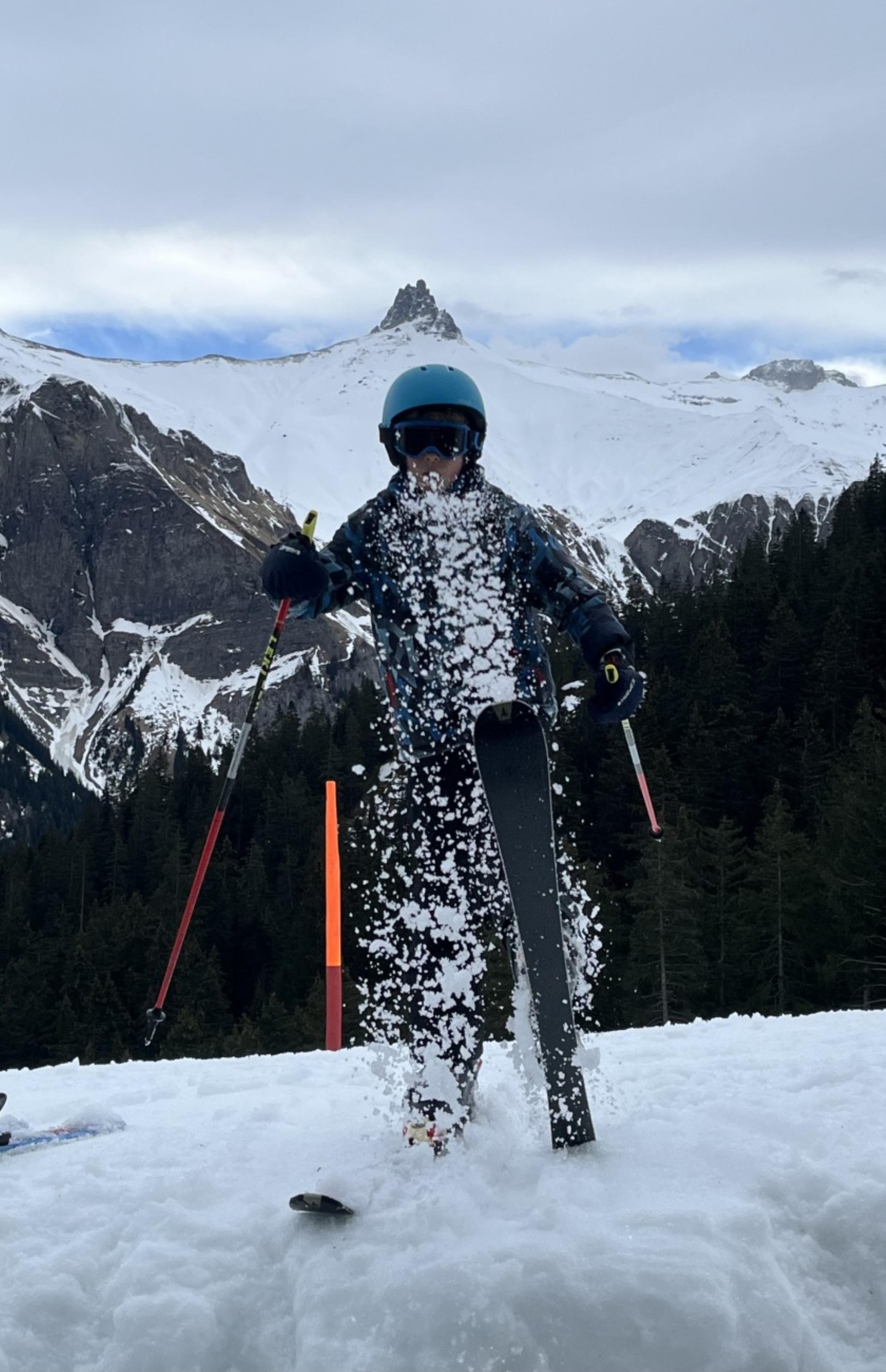 Dies ist weder ein Fasnachtskostüm noch Konfettiregen, sondern ein Schneemann der besonderen Sorte, den Erika Bärtschi fotografisch eingefangen hat.