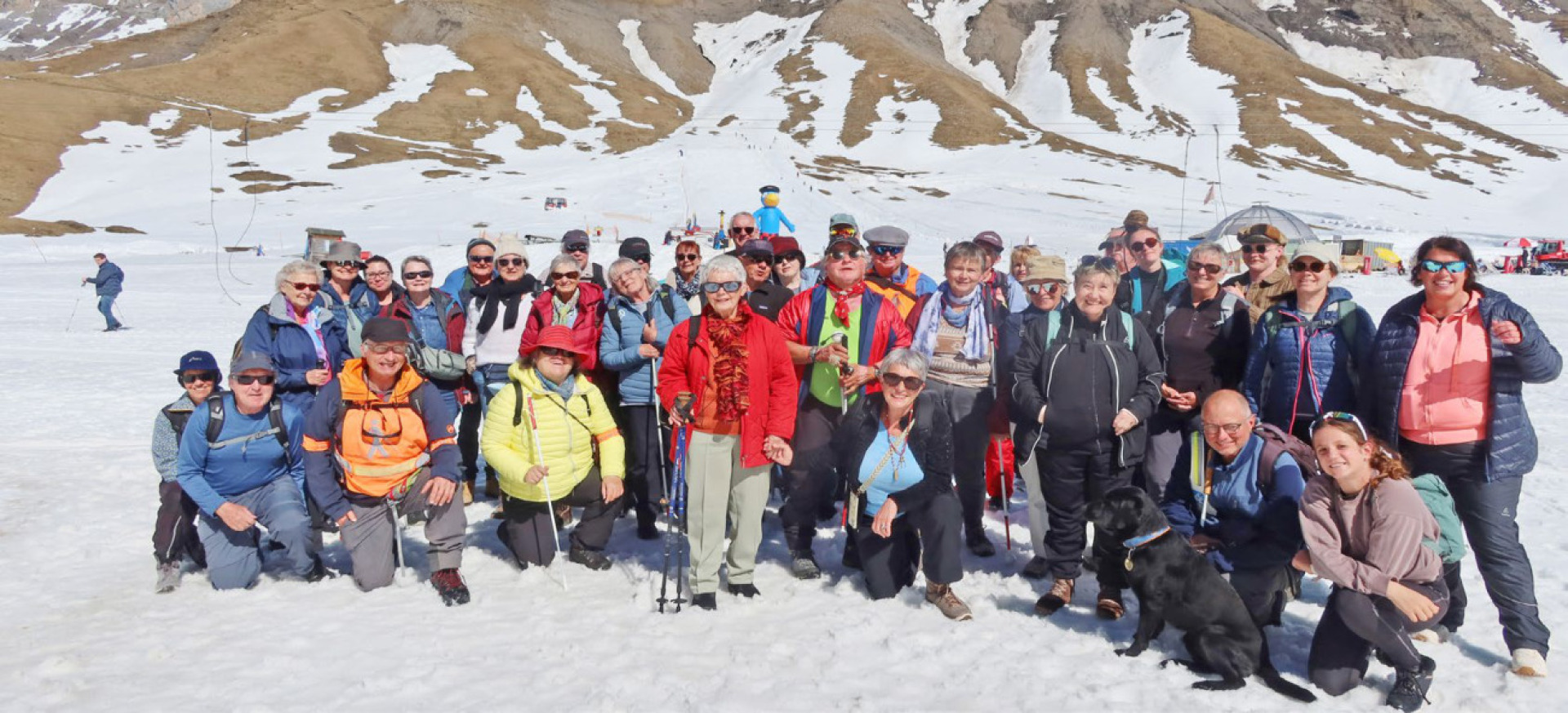 Sehbehinderte Menschen entdecken mit Schneeschuhen die Engstligenalp