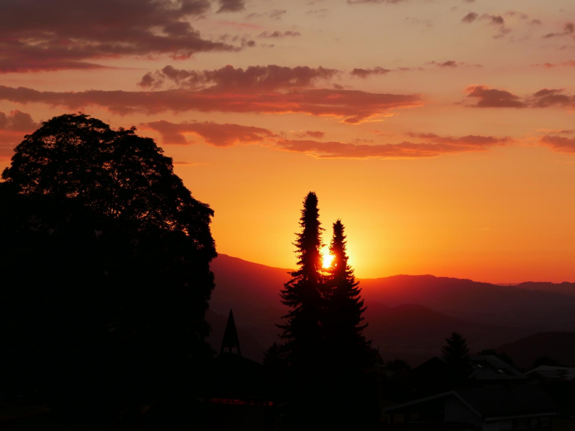 Sommer Sonnenuntergang in Aeschiried - Bild: Therese Zaugg - Das Bild wird blockiert. – Möglicherweise durch einen aktiven Adblocker.