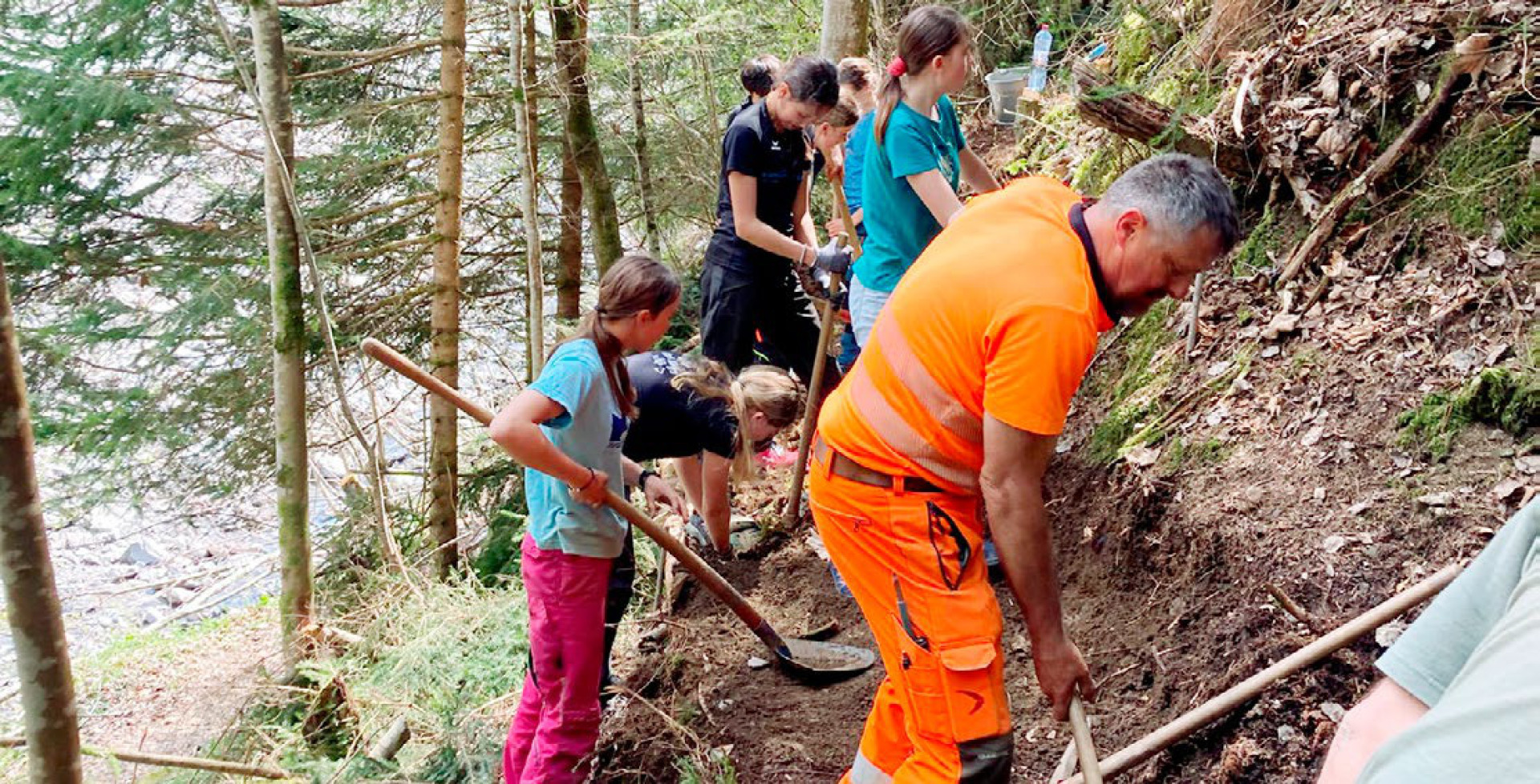 Schaufel statt Schule – arbeiten für die Wanderwege