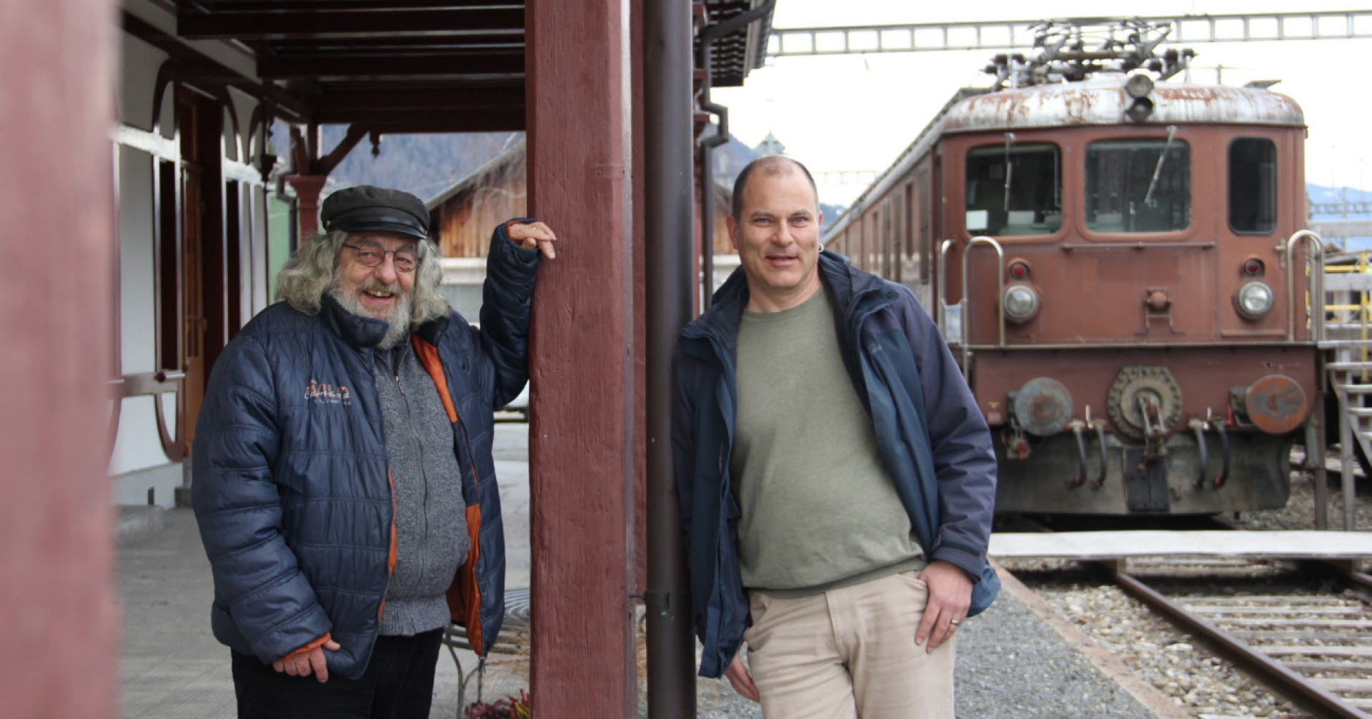Drehbuchautor Ueli Schmid (l.) und Regisseur Mitja Staub beim historischen Bahnhof. Links im Bild wird sich der Bühnenbereich befinden. BILD: JULIAN ZAHND