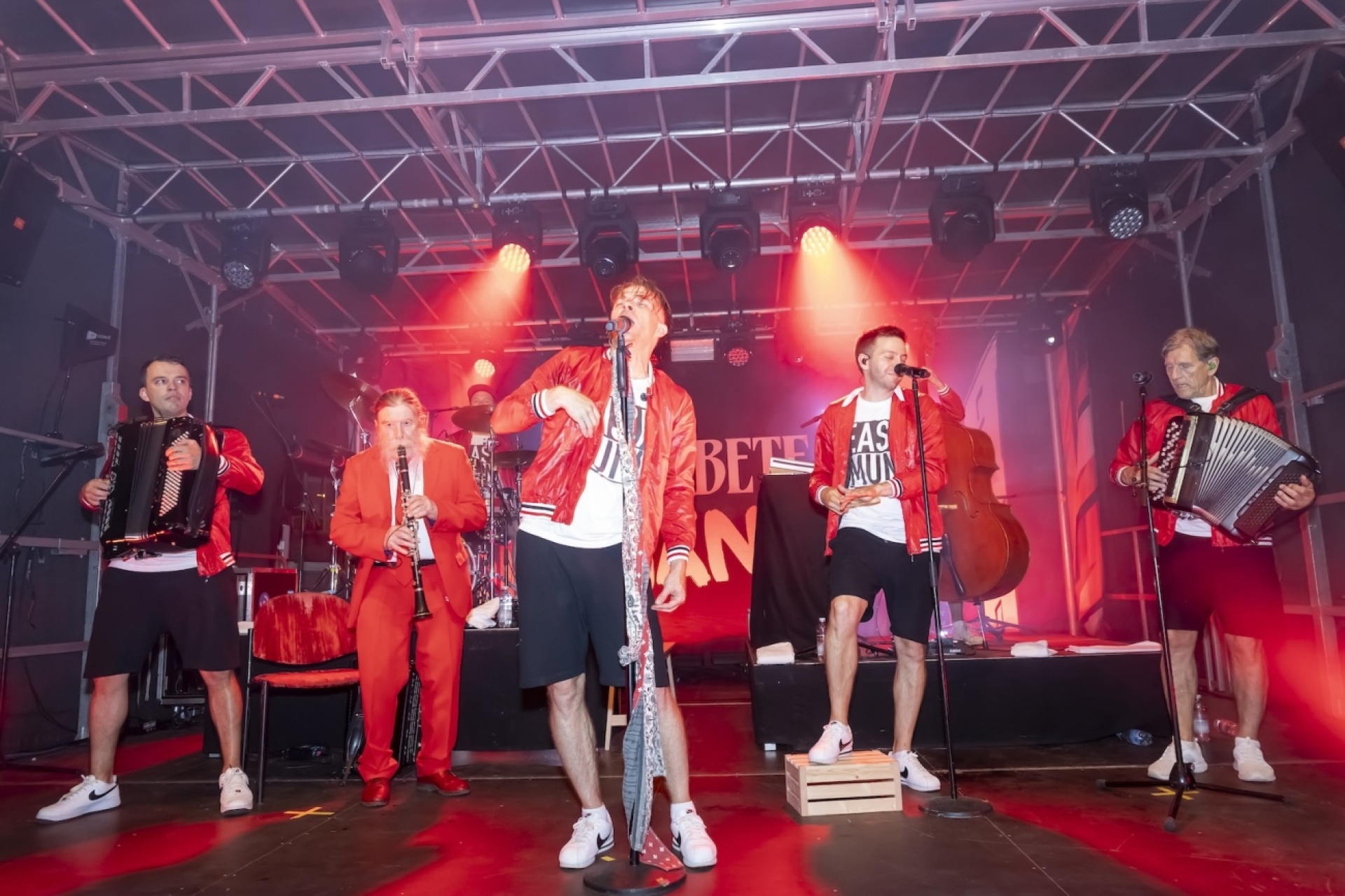 Die Band Stubete Gäng liess es am Dorffest in Kandergrund so richtig krachen (2024)