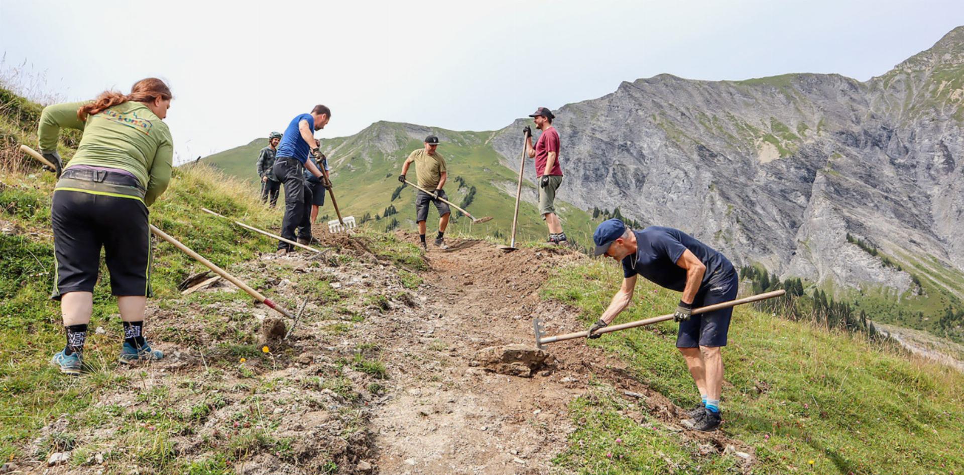 Work Bike’n’Hike-Week: Freiwillige bringen Wanderwege in Adelboden auf Vordermann