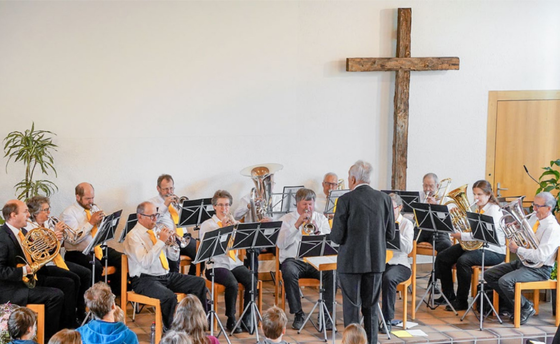 Der Posaunenchor Frutigen unterhielt sein Publikum auf hohem Niveau und erhielt Unterstützung von einem Organisten und einem Waldhornspieler. BILD: ZVG / STEFAN HERRMANN