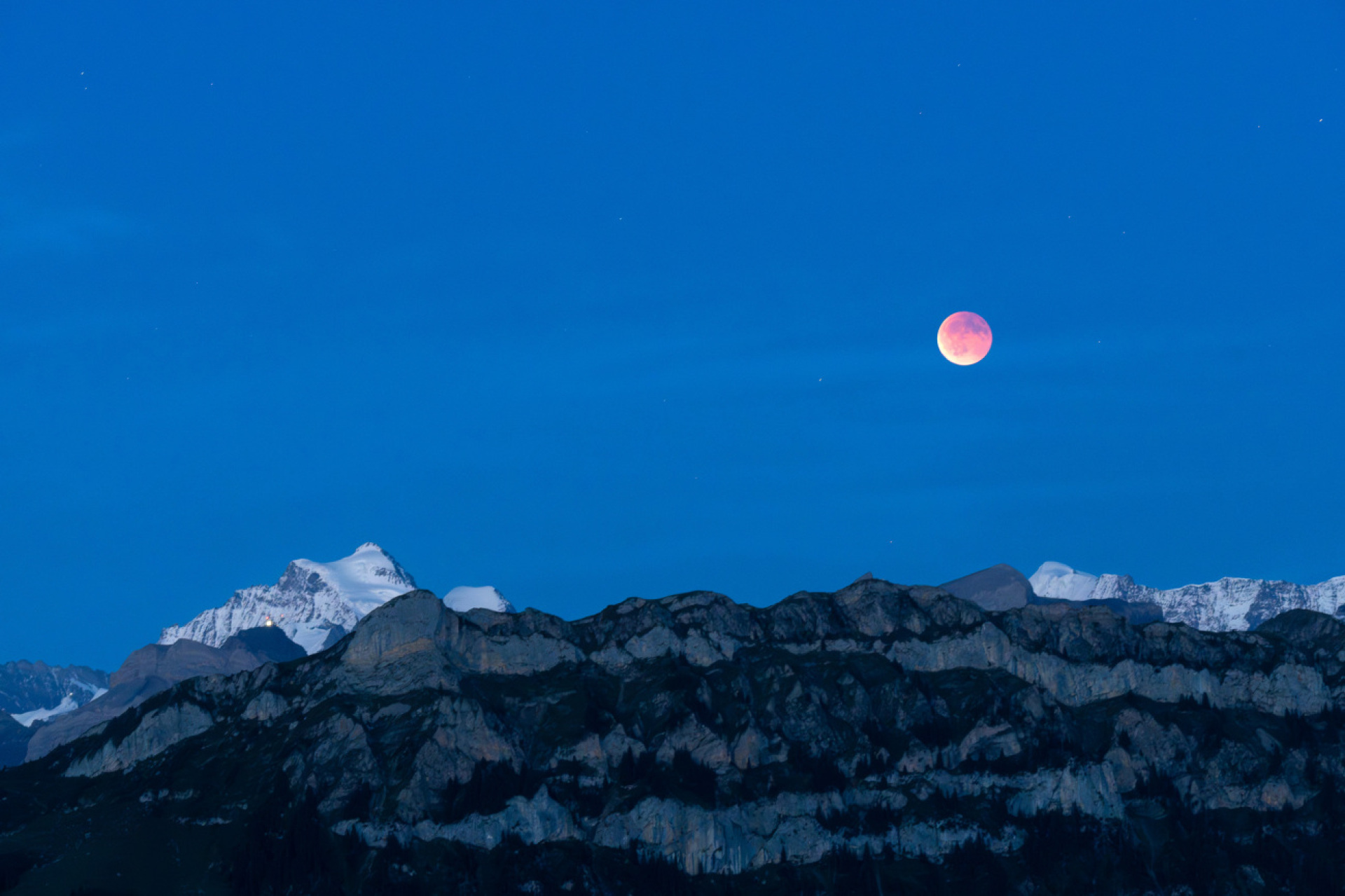 Blutmond aufgenommen von Martin Wenger auf der Mäggisserenegg. - Das Bild wird blockiert. – Möglicherweise durch einen aktiven Adblocker.