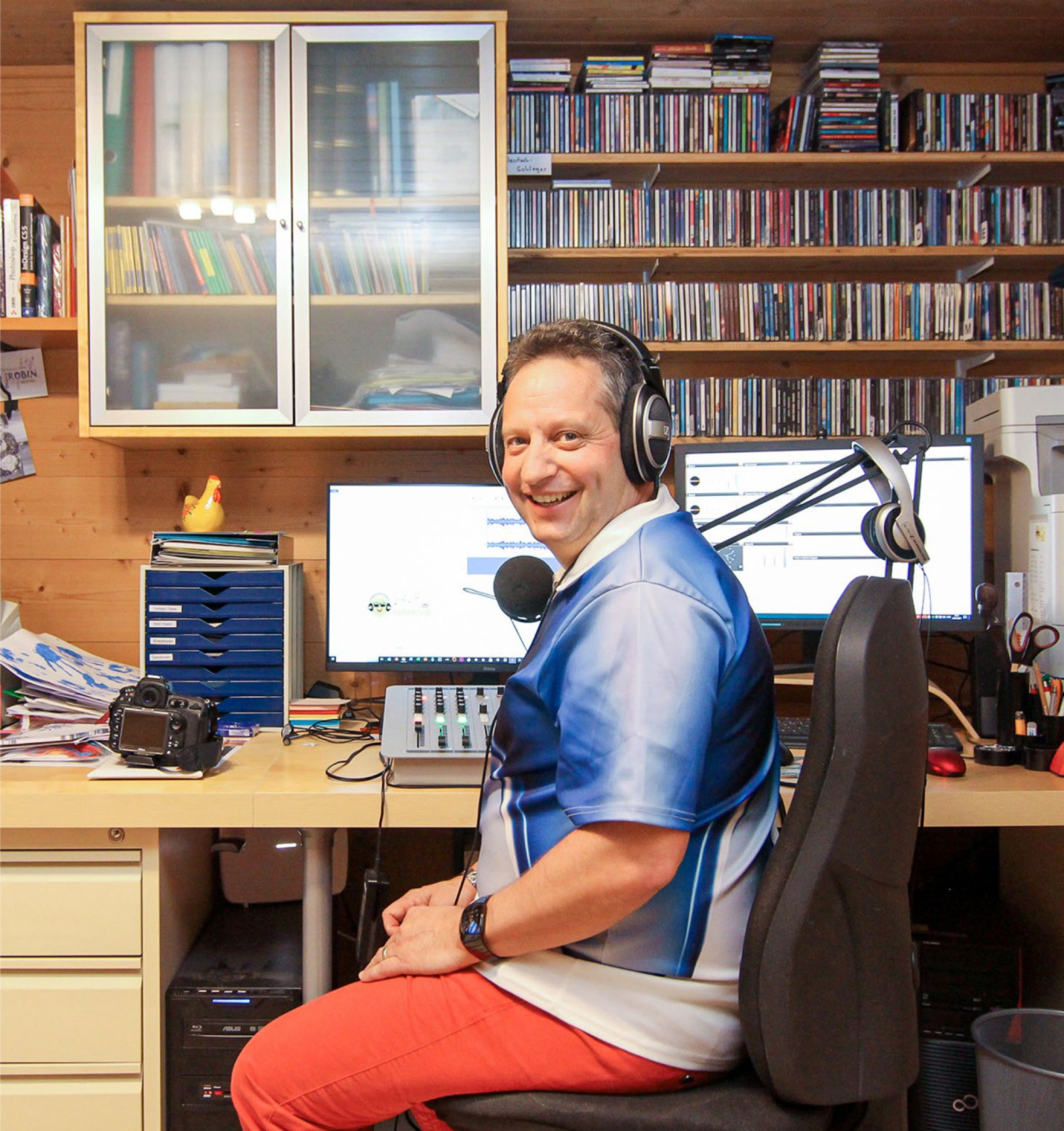 Will seine Freude an der Musik teilen: Stefan Grünig in seinem «Radiostudio». BILD: JULIAN ZAHND