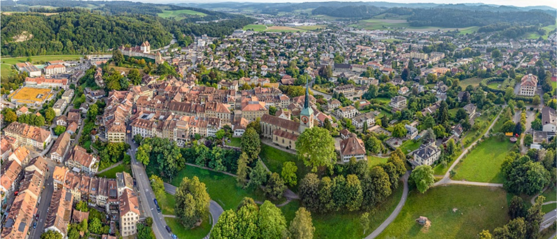 Burgdorf hat das Dorf im Namen, ist aber eigentlich eine Stadt. Dafür wird die Burg (linker oberer Bildrand) Schloss genannt. BILD: GDMPRO S.R.O. / STOCK.ADOBE.COM
