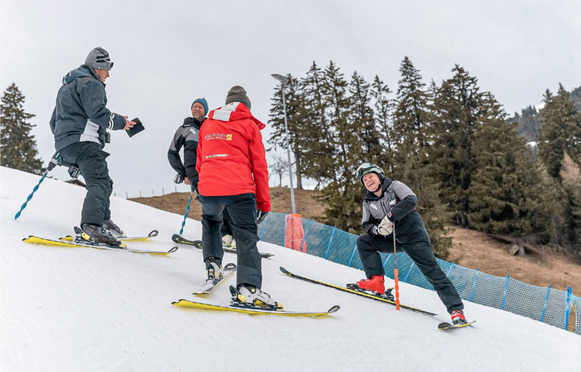 Die Kontrolleure des Skiverbandes mit dem ehemaligen Rennchef Hans Pieren (rechts) bei der Besichtigung auf der Piste. BILD: ZVG