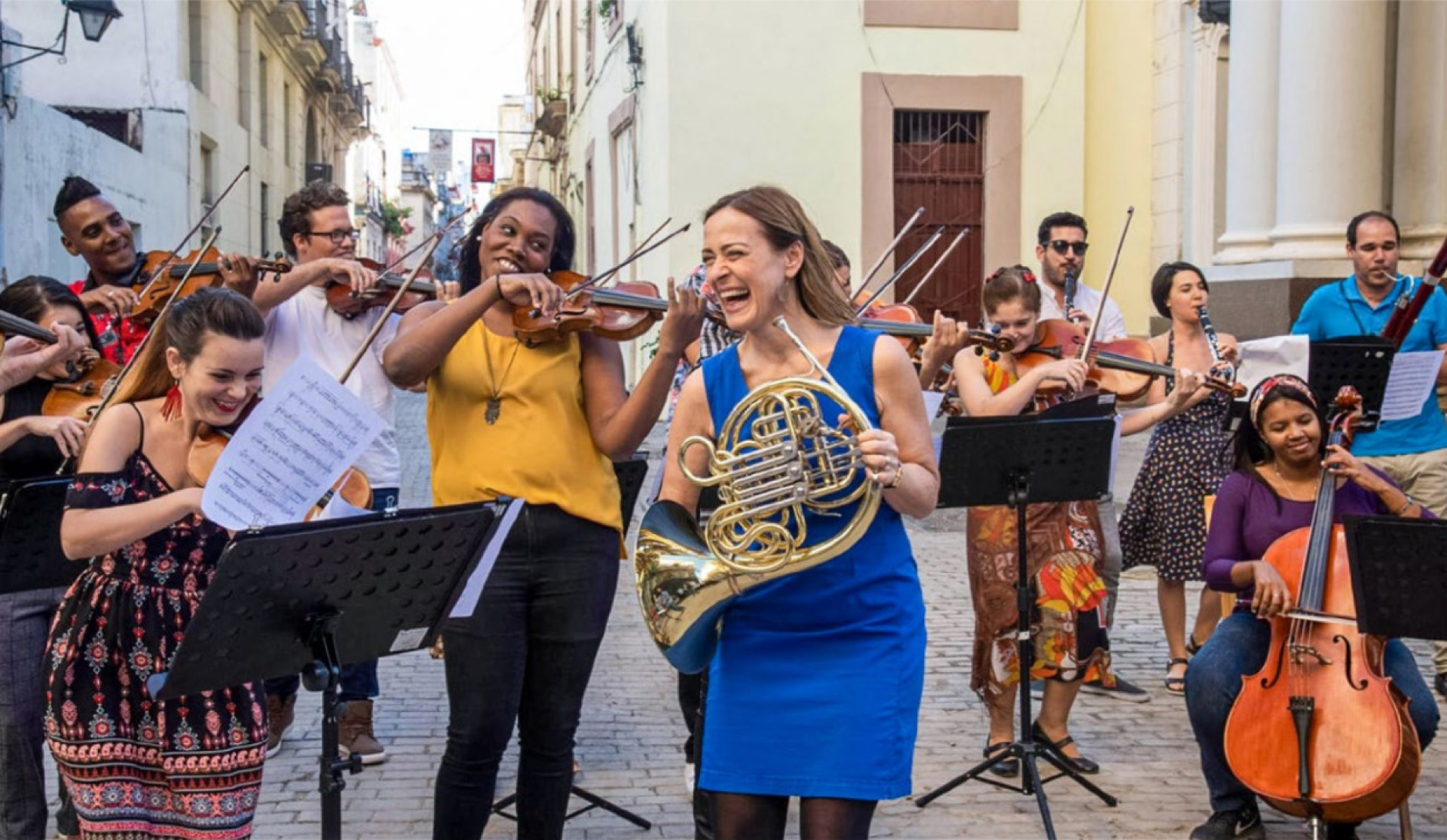 Die amerikanisch-britische Hornistin Sarah Willis entdeckte während eines Aufenthaltes in Havanna eine lebensgrosse Mozart-Statue. Daraus entstand ihr Projekt «Mozart y Mambo», mit dem sie durch die grossen europäischen Konzertsäle tourt. BILD: ZVG, MONIKA RITTERSHAUS