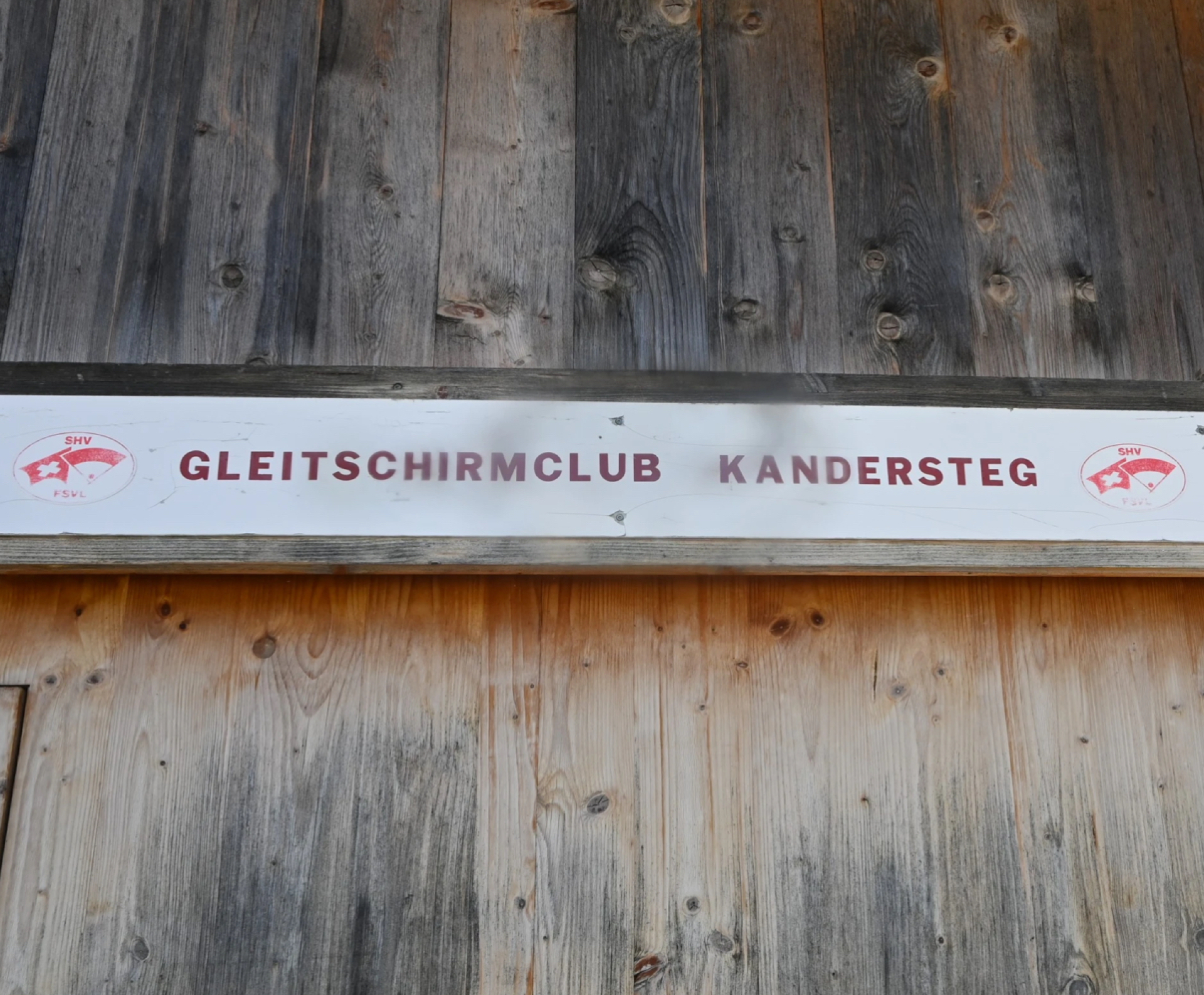 Der Landeplatz der Flugschule Kandersteg befindet sich bei der Almenalpbahn. Foto: Peter Schibli
