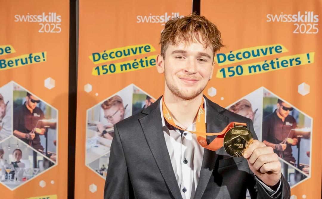 Silvan Reichen beim Schreinern, dann mit der Medaille – Gold für die Möbelschreinerei Silvan Reichen beim Schreinern, dann mit der Medaille – Gold für die Möbelschreinerei